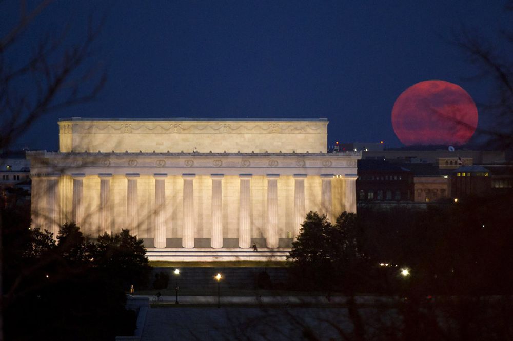supermoon rising over the lincoln memorial 