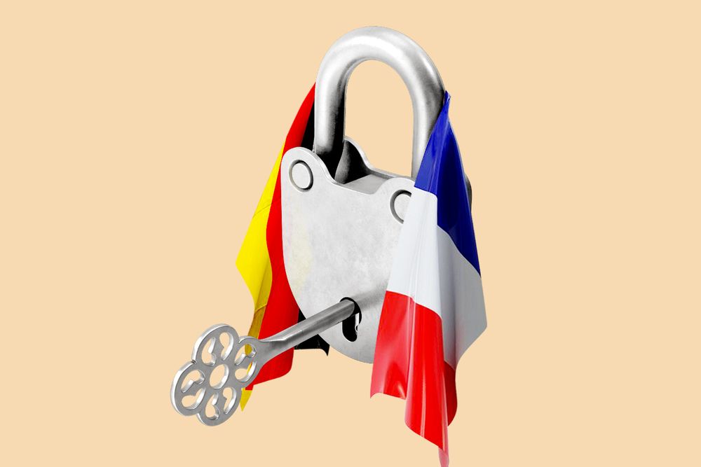 A lock draped with the French and German flags 